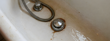 Un inquilino entrega al propietario un piso con un desconchón en la bañera y meses después le reclama 5.100 euros por los daños: la justicia dice que eran desperfectos por el desgaste habitual y no por un mal uso