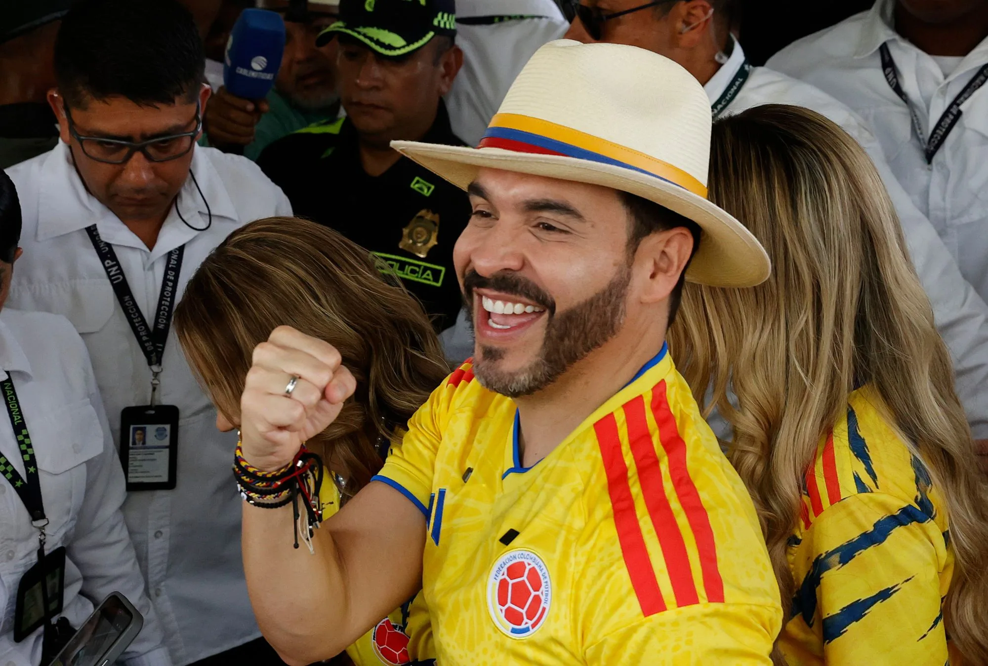 De la Espriella, el ultraderechista admirador de Trump y cantante, se proclama presidente de Colombia De la Espriella, el ultraderechista admirador de Trump y cantante, se proclama presidente de Colombia