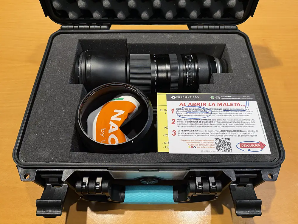 El título Un zomm 150-600 de Tamron en su maletín de transporte