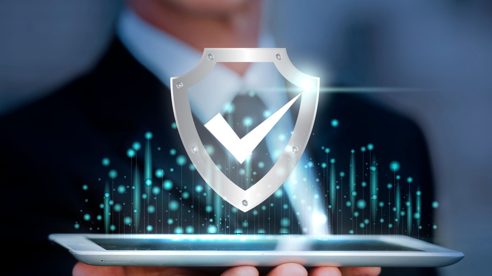 Ilustración de un antivirus con escudo en primer plano.