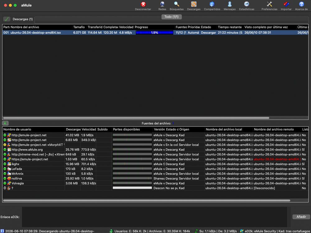 Interfaz del programa aMule en modo oscuro mostrando el progreso de descarga de un archivo ISO de Ubuntu y la lista de fuentes conectadas.