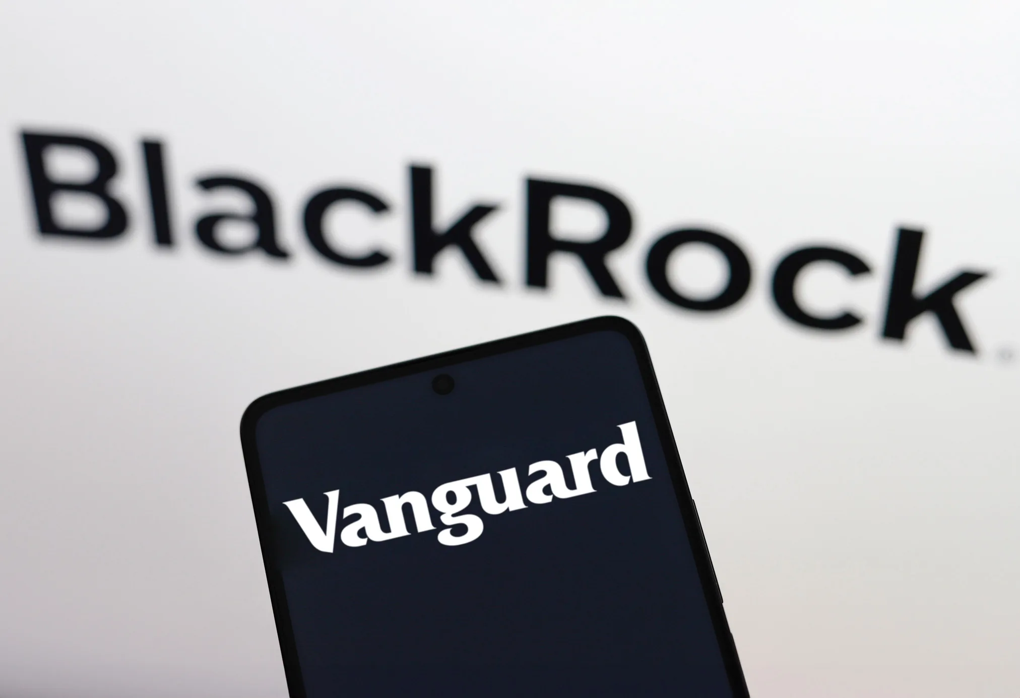 Vanguard ya mueve más dinero en ETFs que BlackRock en Wall Street y esta es la razón