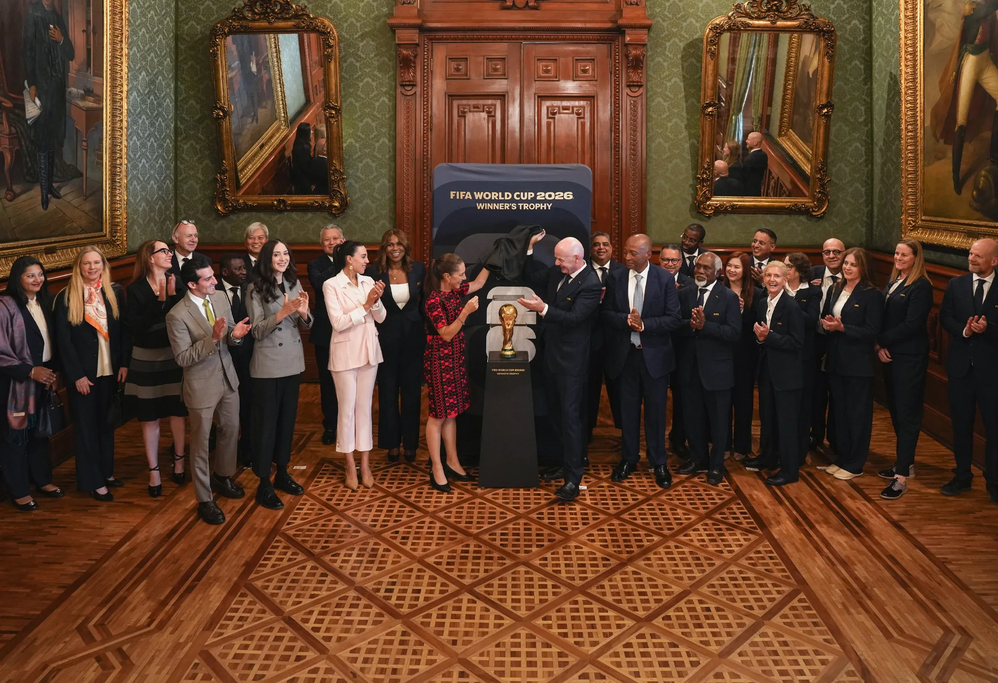 Sheinbaum da la bienvenida a Infantino, presidente de la FIFA en Palacio Nacional