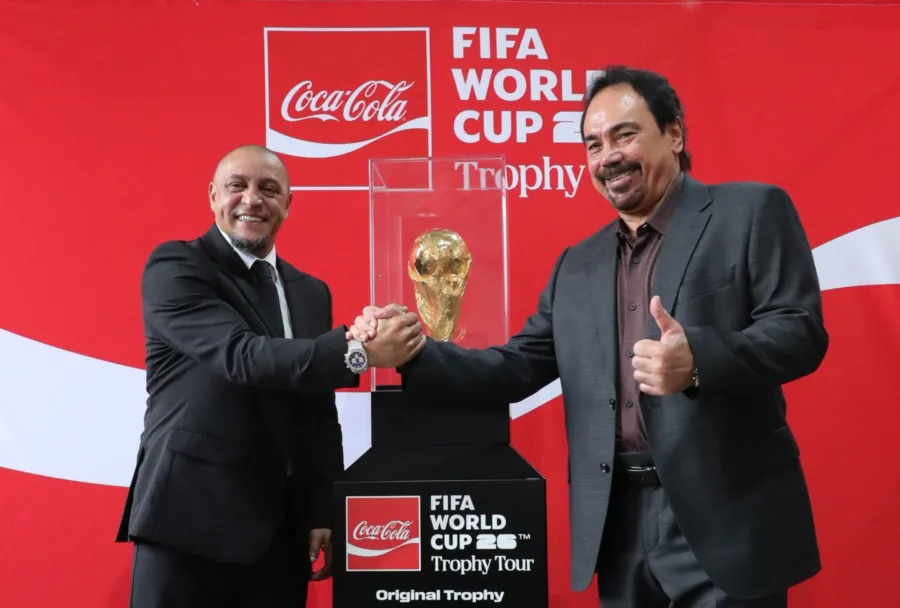 Roberto Carlos y Hugo Sánchez acompañaron la presentación del trofeo en la capital | Imagen: Cortesía Coca-Cola