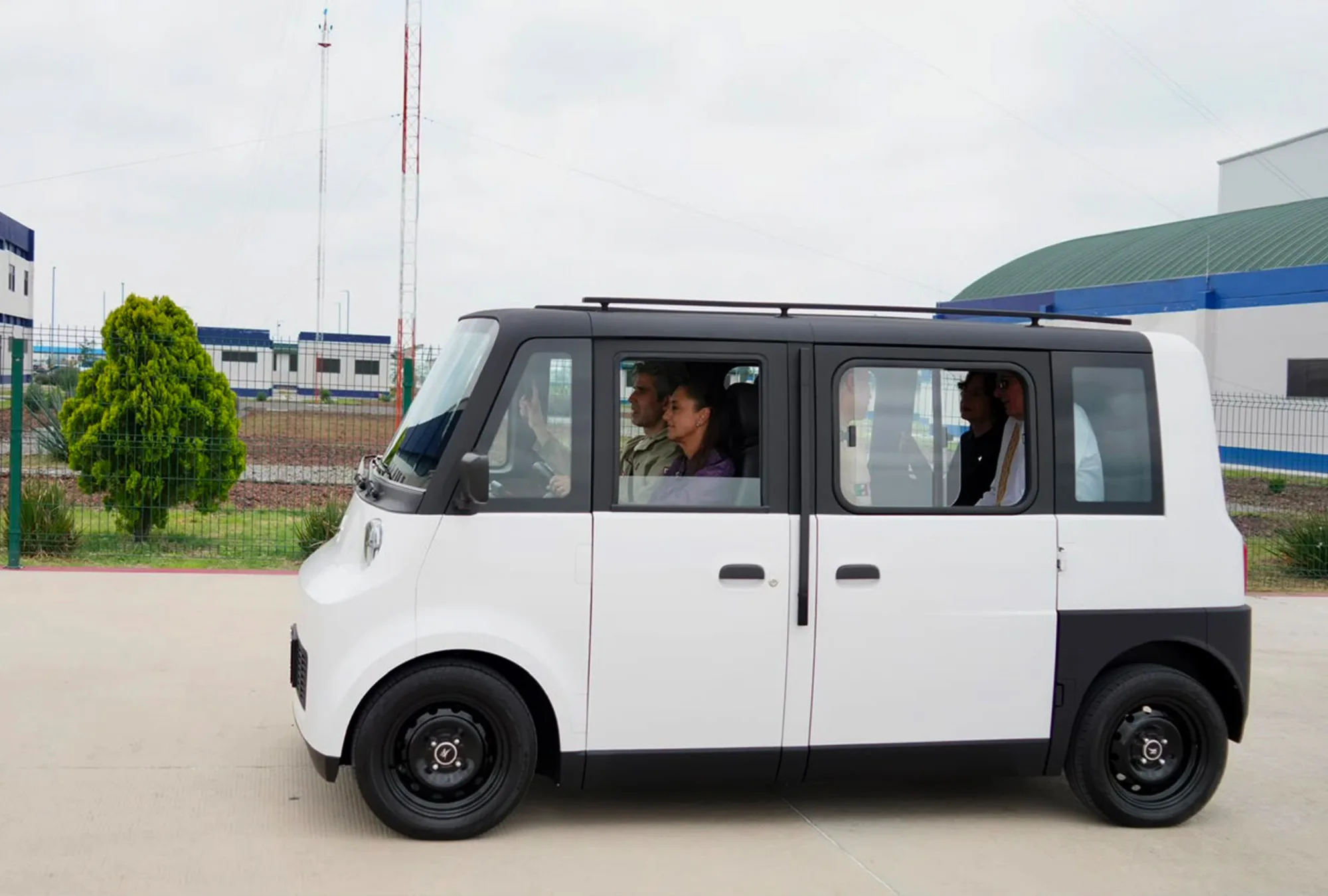 Sheinbaum presenta Olinia, el primer auto eléctrico mexicano que costará 150 mil pesos