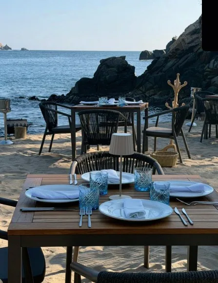 Cenar descalzo frente al mar redefine el lujo: una experiencia sensorial que posiciona al destino a nivel internacional.