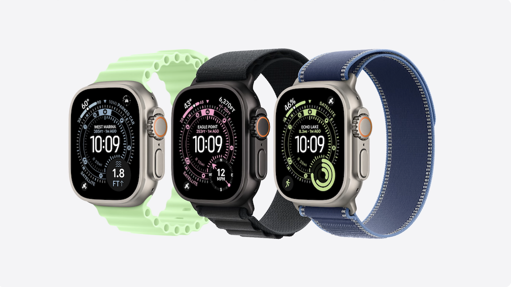 Tres relojes inteligentes Apple Watch Ultra posicionados de lado, mostrando cajas en titanio natural y titanio negro con correas Ocean en color verde claro, Trail Loop oscura y Alpine Loop azul sobre fondo blanco.