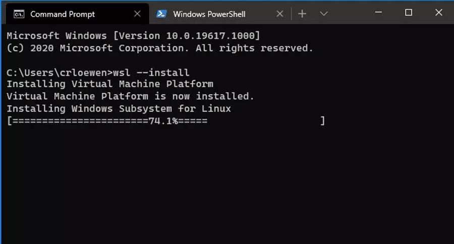 Ventana de Command Prompt mostrando el proceso de instalación de Windows Subsystem for Linux mediante el comando wsl install.