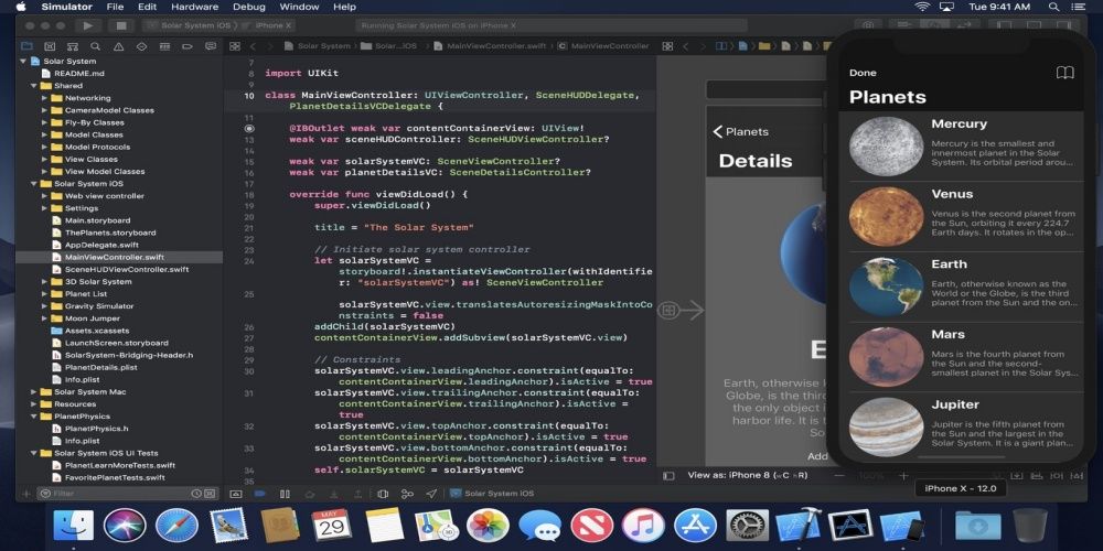 Interfaz del entorno de desarrollo Xcode mostrando código en Swift y una previsualización de aplicación móvil sobre el sistema solar.