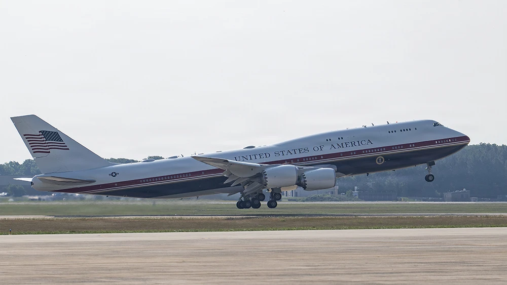 El presidente Trump estrena su nuevo avión presidencial, que voló así como el Air Force One por primera vez