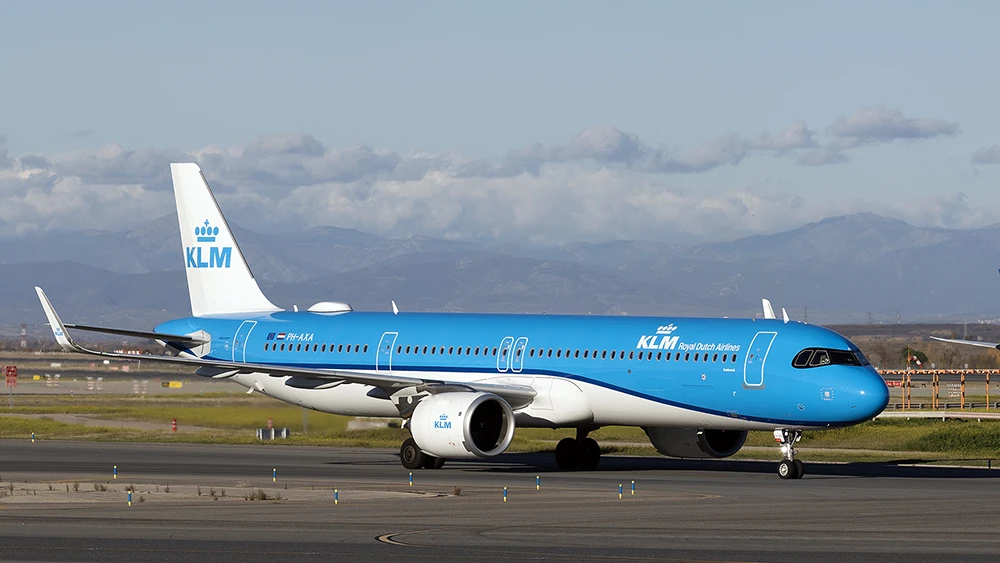 Bonito aparato El avión visto de frente mientras gira hacia su izquierda