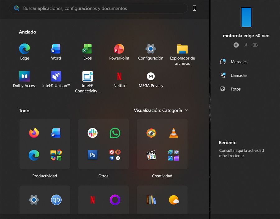 Menú de Inicio de Windows 11 con aplicaciones organizadas por categorías y panel lateral de vinculación con un smartphone.