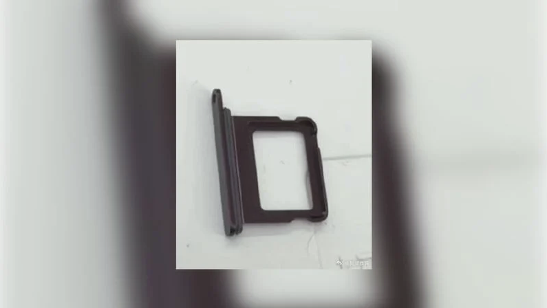 Supuesta bandeja SIM del iPhone 18 | Foto Ice Universe en Weibo
