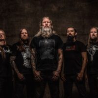 AMON AMARTH sorprende con «Upphaf», la primera canción acústica de su historia «susurrada a la sombra de Odín»