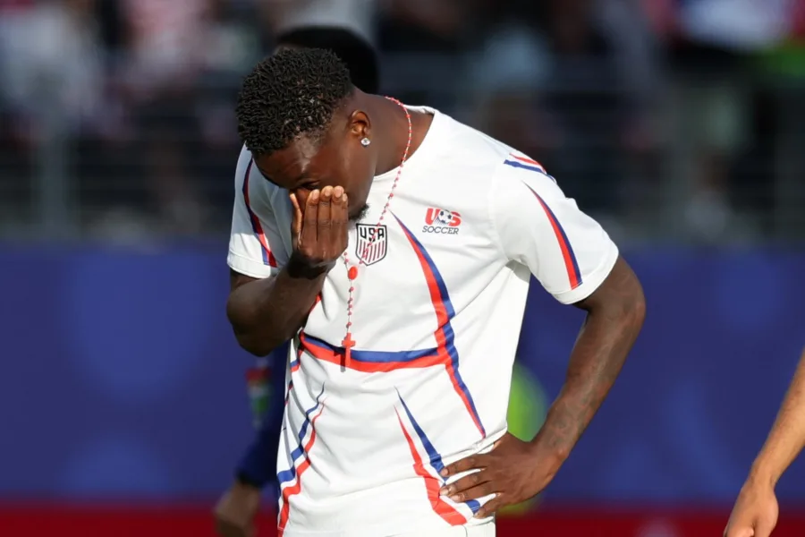 FIFA suspendió la sanción automática de Folarin Balogun tras su expulsión ante Bosnia-Herzegovina.