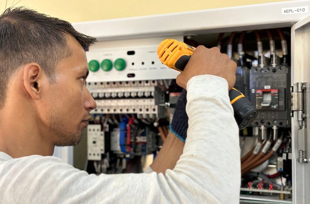 Un electricista, sobre reformar una casa: “Antes cambiar la instalación eléctrica costaba 2.000 euros, ahora ya supera los 6.000”