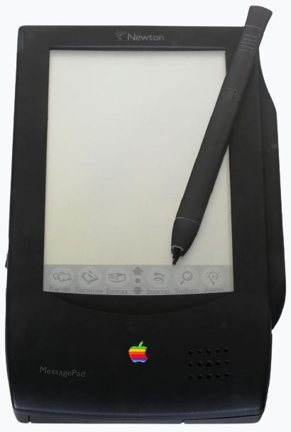 PDA Apple Newton MessagePad de color negro con su lápiz óptico sobre la pantalla táctil.