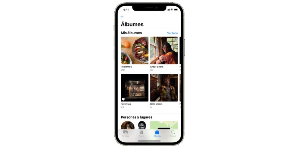 Interfaz de la aplicación Fotos en iPhone mostrando la sección de Álbumes con cuadrículas de imágenes, favoritos y categorías inteligentes.